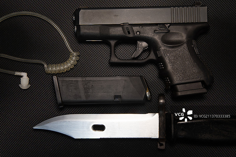 深色背景上的枪和弹药俯视图图片素材