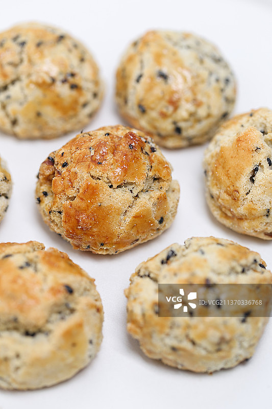 放在白色大理石背景上的核桃酥图片素材