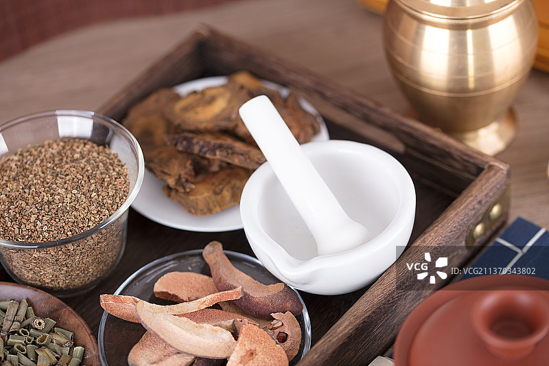 中药和相关工具在药盒里图片素材