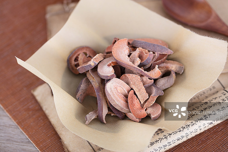 草纸包里的中药木瓜片图片素材