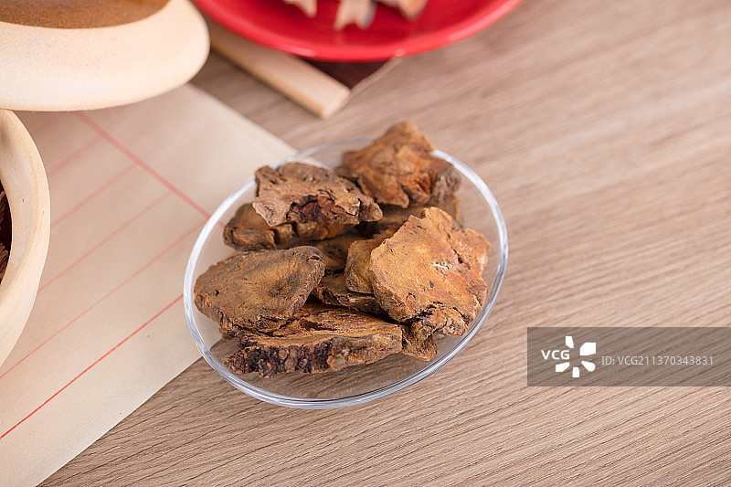 一盘中药大黄在桌子上图片素材