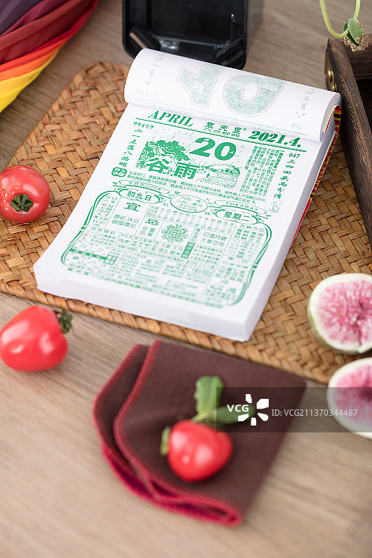 翻倒谷雨的老黄历在桌子上图片素材