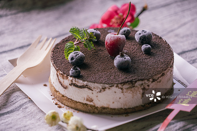 提拉米苏蓝莓蛋糕图片素材
