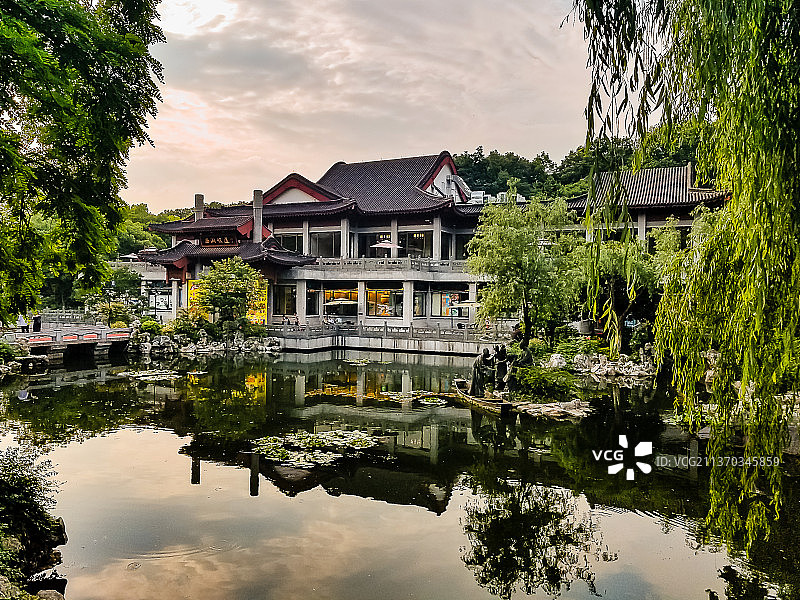 苏州园林拙政园的亭台楼阁图片素材