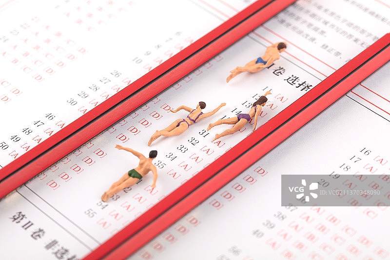 游泳的微缩人偶模型在考试答题卡上图片素材