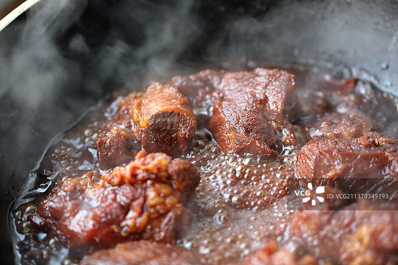 锅里炖着的红烧牛肉特写图片素材