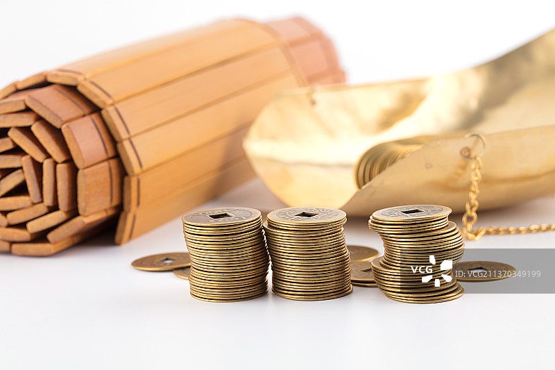 中国传统铜钱和书简和秤盘图片素材