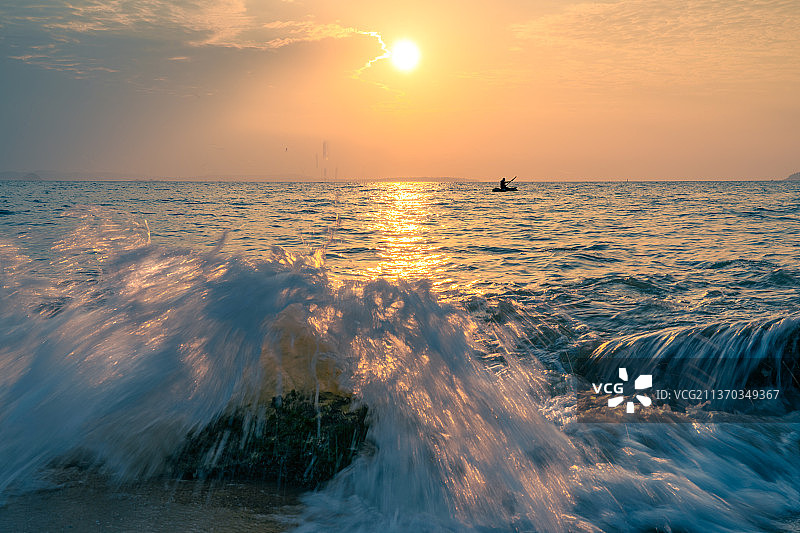 厦门黄厝沙滩日出，浪花，摆渡人图片素材