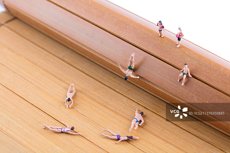 微缩创意书简上游泳的人偶模型图片素材