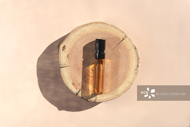 木托盘棕色液体香水试用装（俯视）图片素材