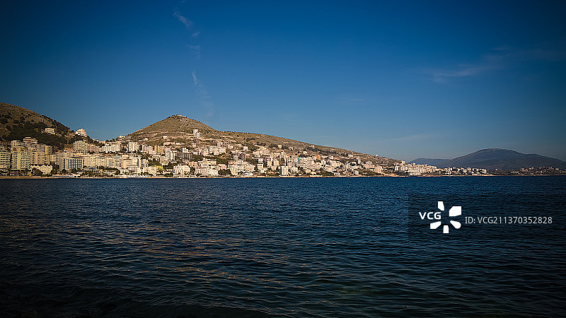 阿尔巴尼亚萨兰达市、莱库雷西城堡和爱奥尼亚海湾图片素材