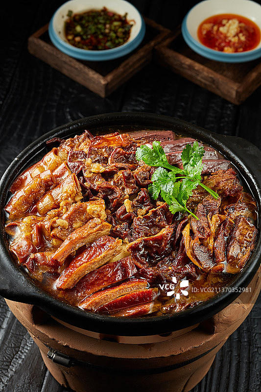 砂锅牛杂煲图片素材