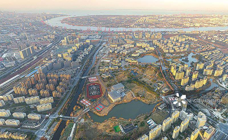 航拍杨浦：复旦大学新江湾校区 Fudan University 黄浦江与长江 吴淞口 上港军工路码头图片素材