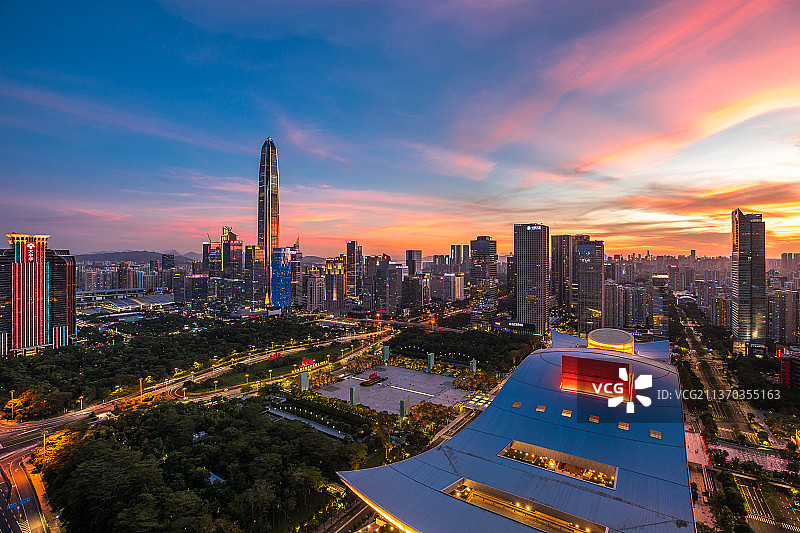 中国广东深圳福田CBD黄昏火烧云图片素材