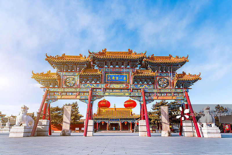 中国内蒙古呼和浩特大召寺门口的牌坊图片素材