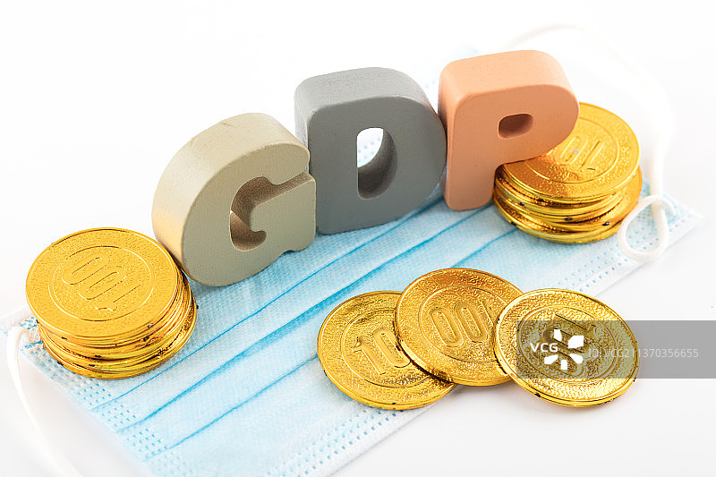 金币和GDP字母在口罩上图片素材