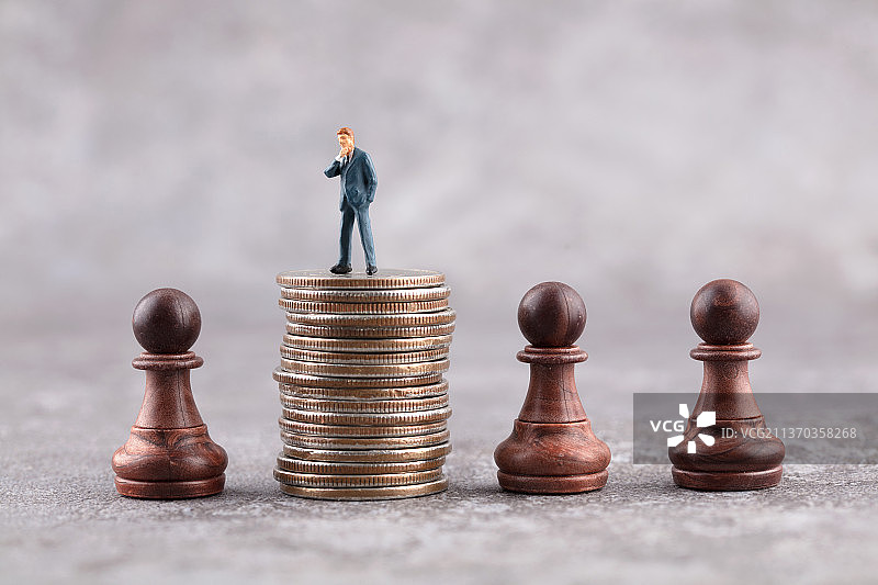 国际象棋棋子和硬币和商业人偶图片素材