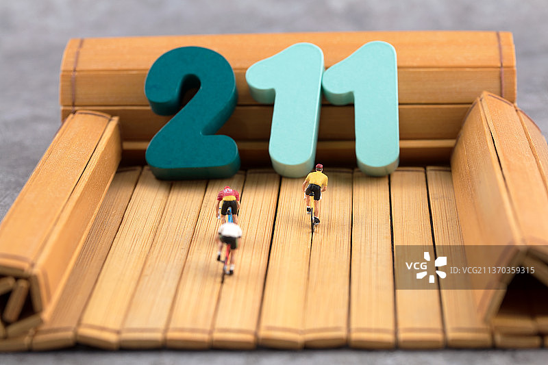 竹简上努力骑行前往211高校图片素材