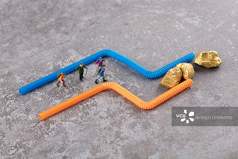 顺着吸管路线寻找黄金宝藏图片素材