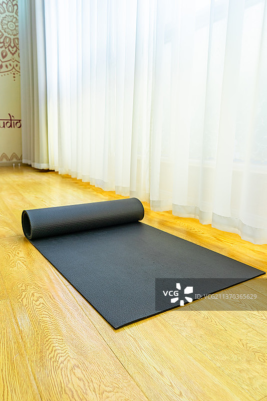 中国室内的瑜伽馆，木地板上的放置的瑜伽垫，室内无人图像摄影图片素材