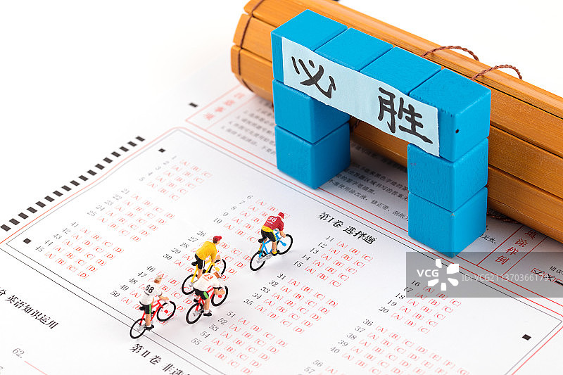 微缩创意高考之门激烈竞争图片素材