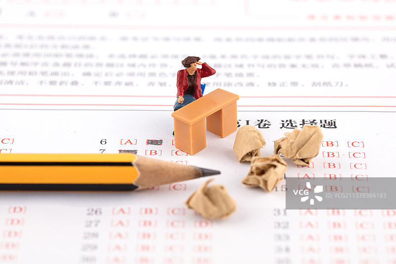 考试者面对不会的题胡蒙图片素材