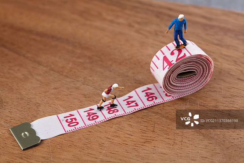 微缩创意减肥运动轮滑图片素材