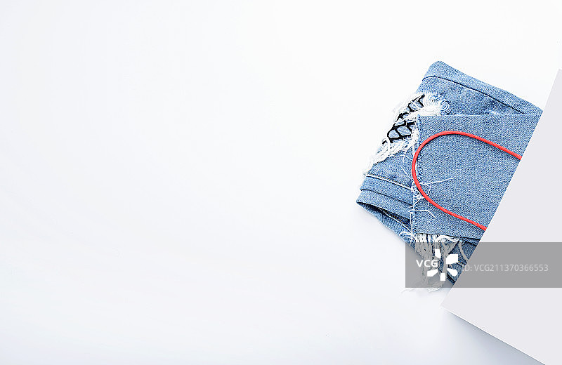 买衣服，衣服和购物袋图片素材