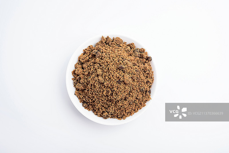 白背景上的一碟红砂糖图片素材