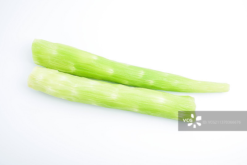 削皮切段的新鲜莴笋图片素材