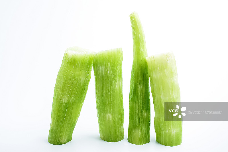 削皮切段的新鲜莴笋图片素材