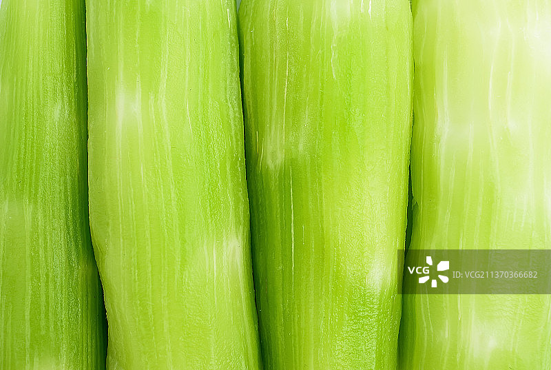 削皮切段的新鲜莴笋图片素材