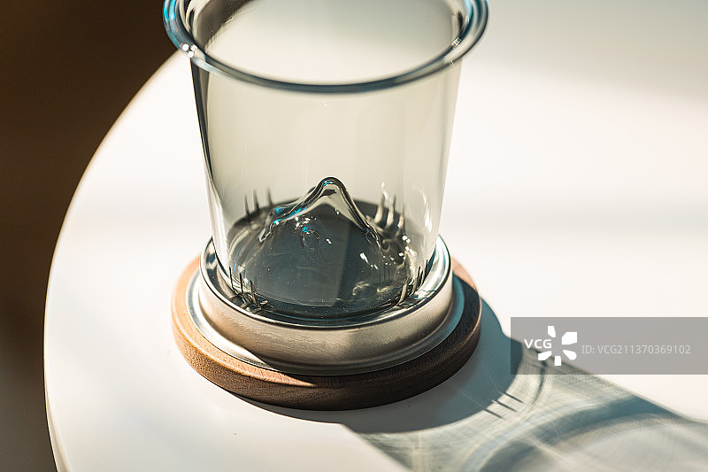 窗边桌子上的玻璃茶杯图片素材