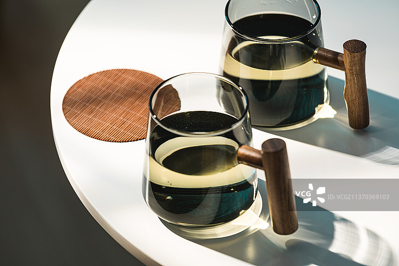 窗边桌子上的玻璃茶杯图片素材