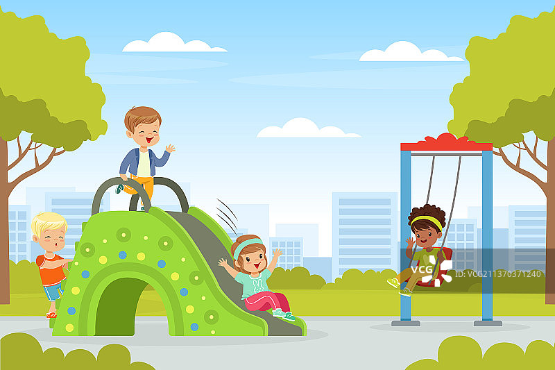孩子们在城市公园的游乐场玩耍图片素材