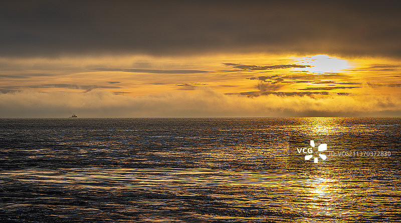 金斯顿多雾的日出，日落时天空背景下的海景，美国华盛顿州金斯顿图片素材