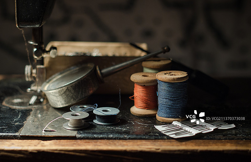 缝纫机在桌子上特写图片素材