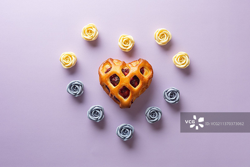 情人节概念：心形面包与格子外壳和浆果图片素材