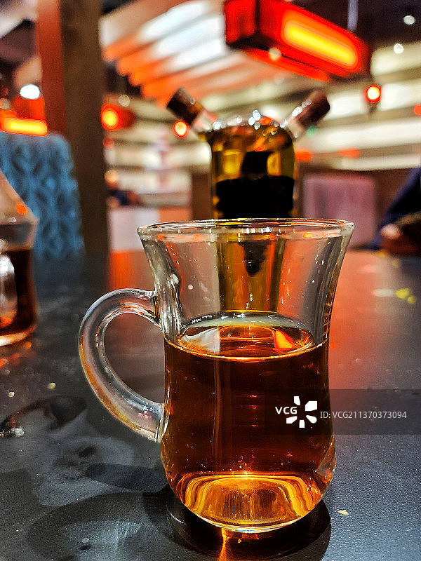 桌子上杯子里饮料的特写图片素材