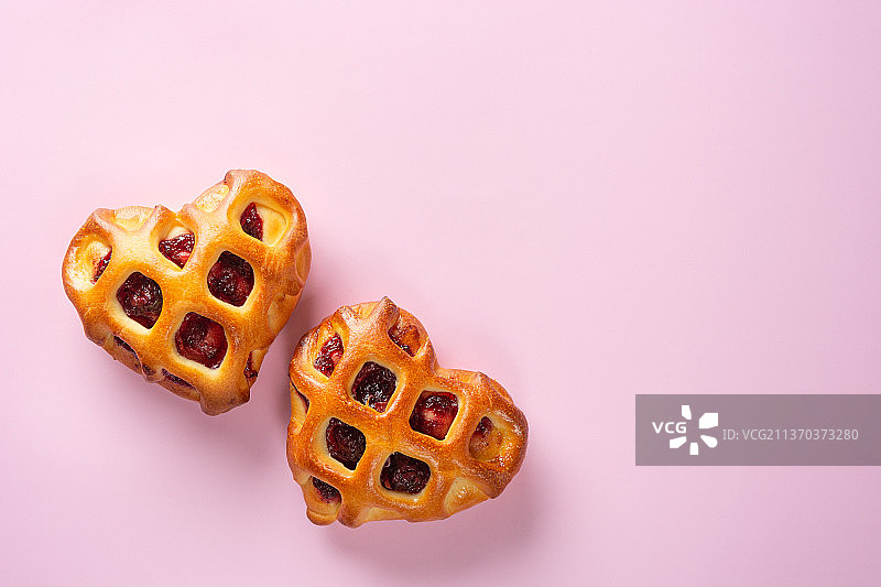 情人节banner，一对心形面包和浆果酱图片素材