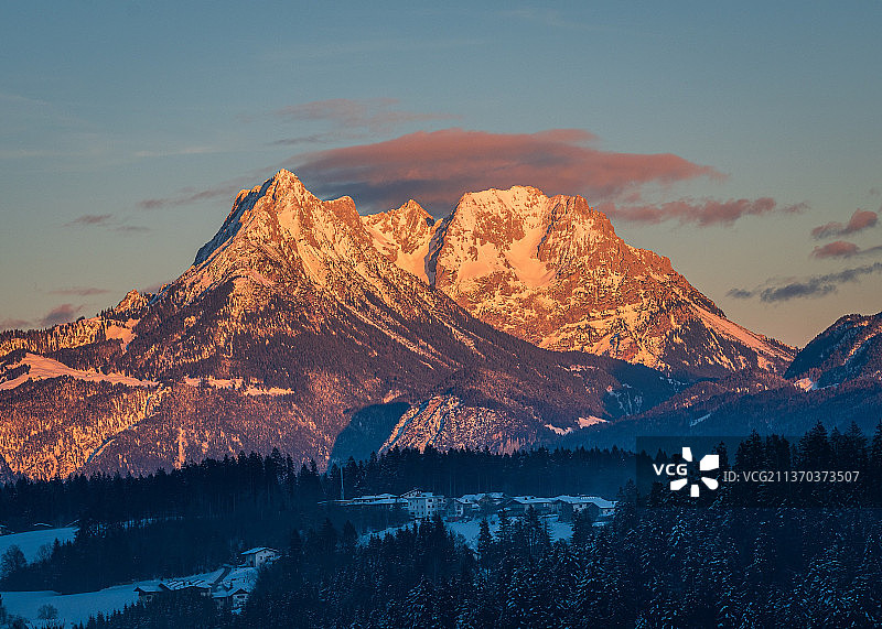 日落时雪山映衬天空的风景图片素材