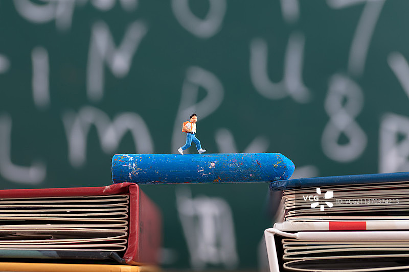 中上学的小学生图片素材