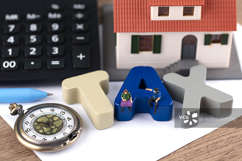 微缩创意关于房产税的讨论图片素材
