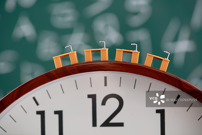 微缩的办公桌在钟表上黑板前图片素材