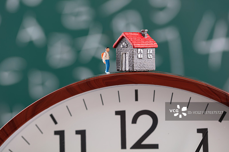 微缩创意黑板前钟表上的学区房图片素材