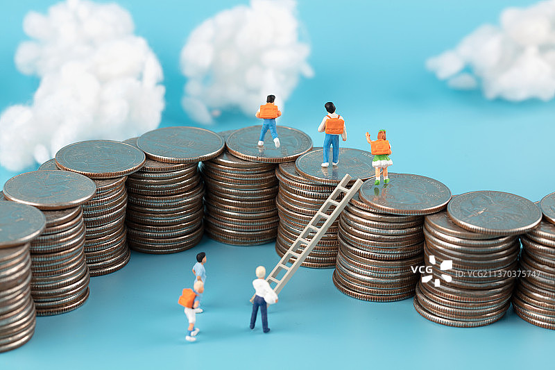 微缩创意逃出金钱束缚获得自由的学生图片素材