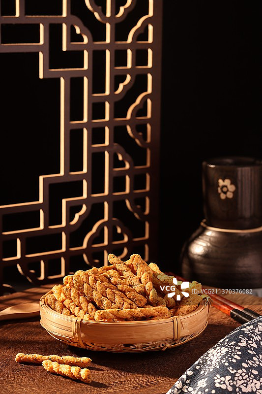 放在桌子上的精美小吃图片素材