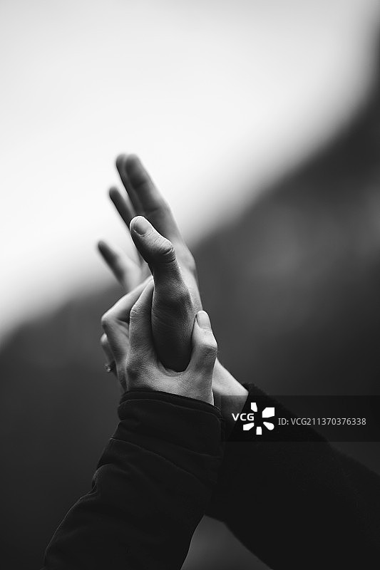 手在墙壁下手势图片素材