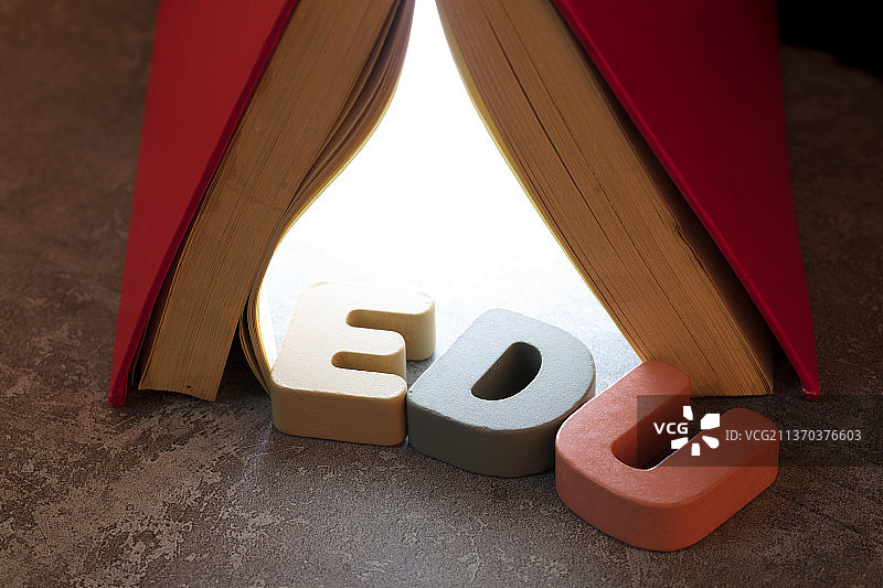 翻开缝隙的书本和EDU字母图片素材
