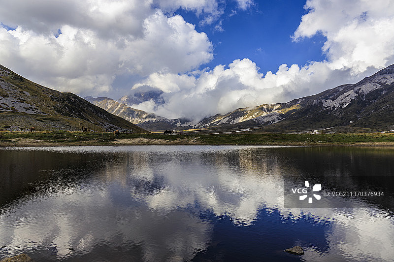 意大利阿布鲁佐湖光山色池塘倒影图片素材